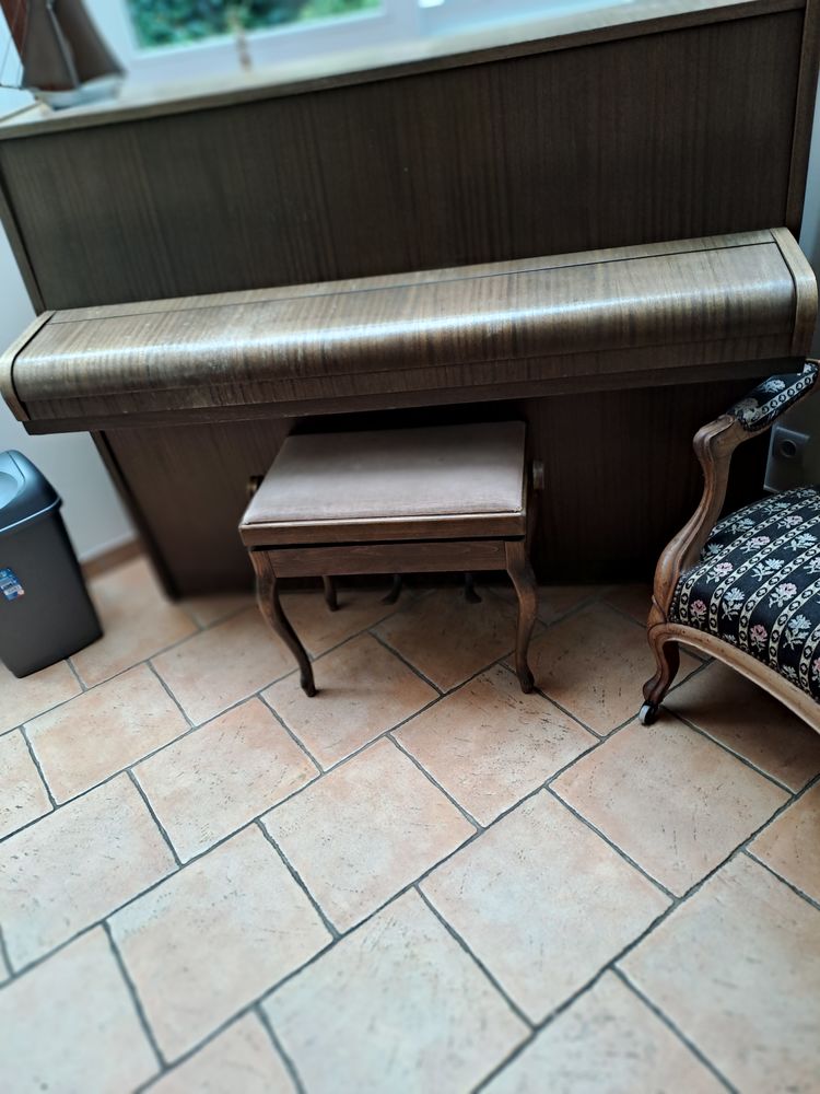 Piano droit  en bois bon �tat, toujours gard� dans un pi�ce 50 Bolbec (76)