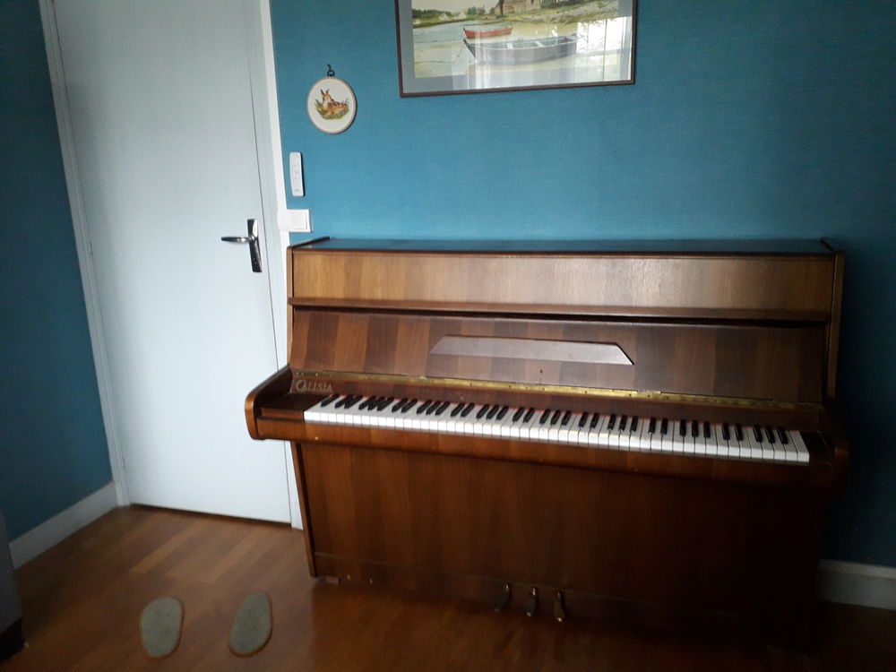 PIANO DROIT CALISIA 550 EUROS 550 Rambouillet (78)
