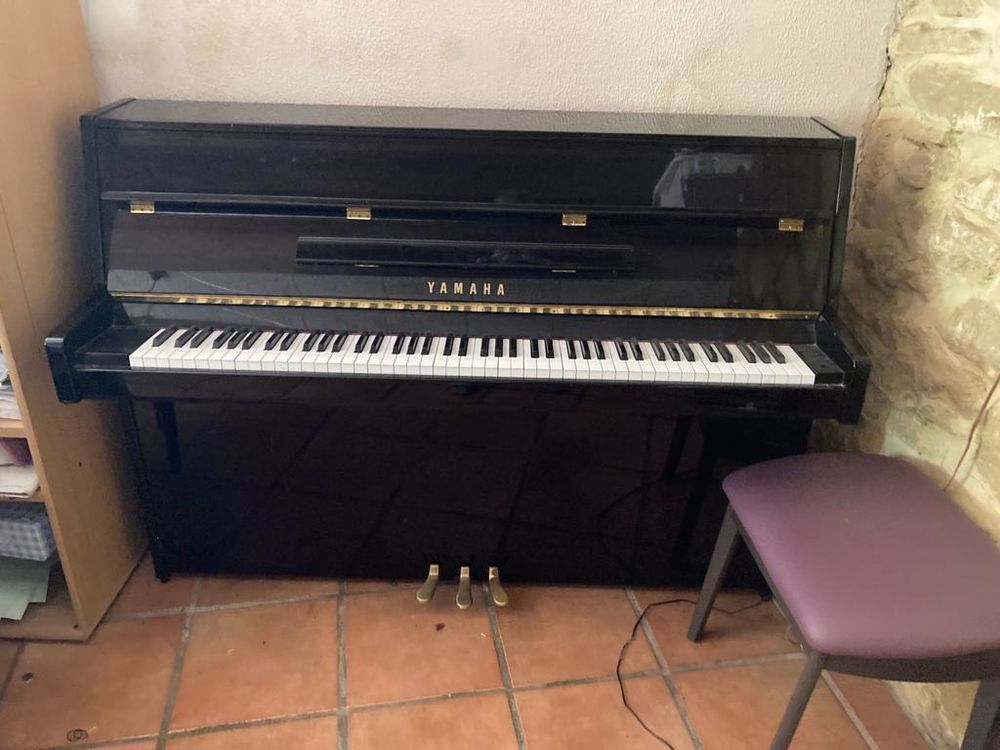 Piano droit d'�tude Yamaha noir 2500 Saint-Chamas (13)