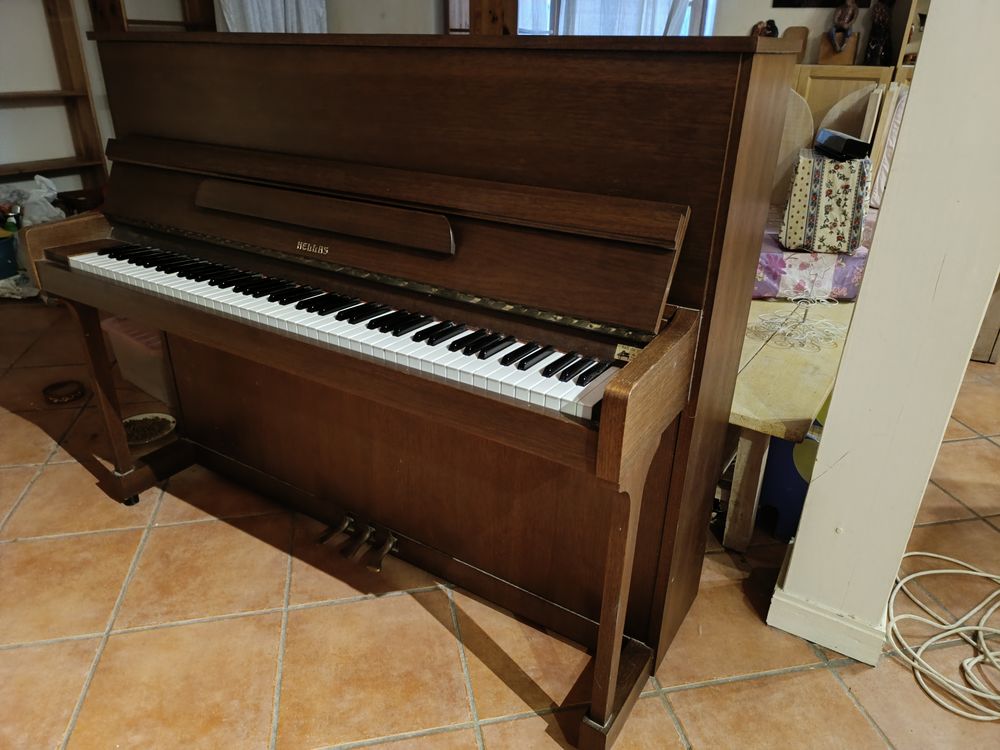 piano droit d'�tudes hellas � saisir en is�re 499 Beaucroissant (38)