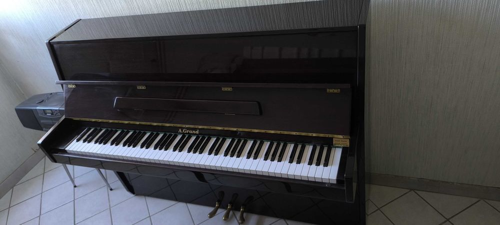 Piano droit A.GRAND 108 1500 Nice (06)