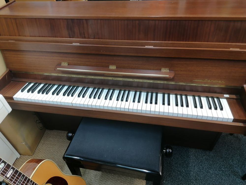 Piano droit HUPFELD mod&egrave;le Carmen 110 
Instruments de musique