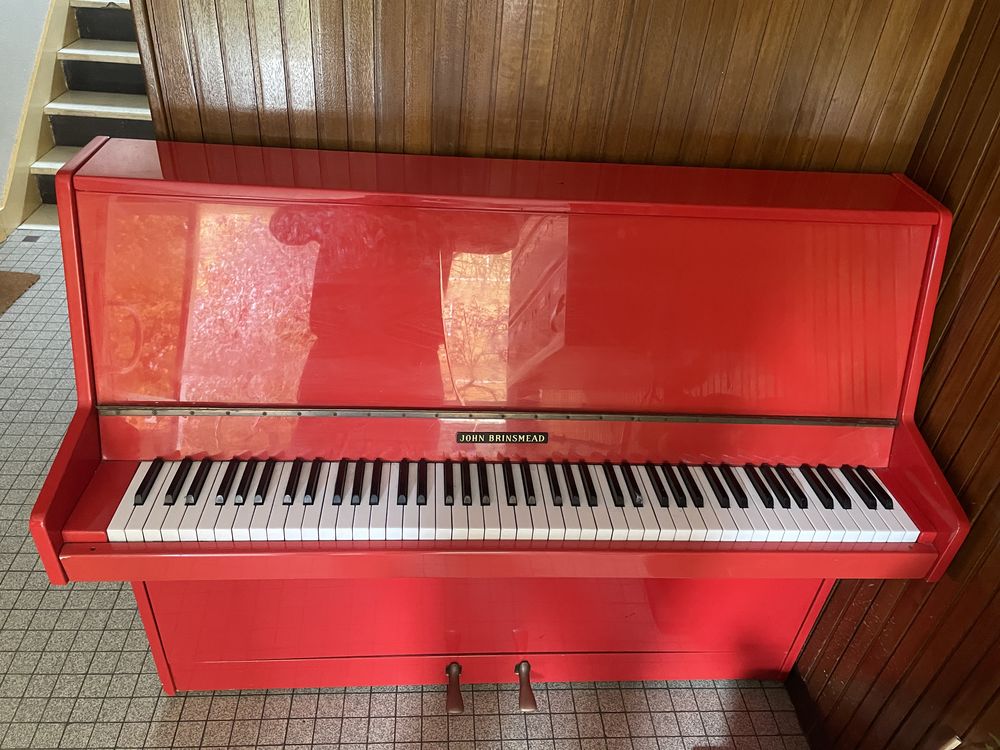 Piano droit John Brinsmead rouge ? bon �tat 100 Ivry-sur-Seine (94)