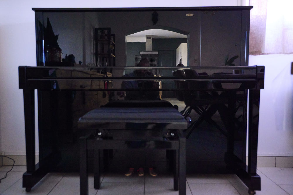 : PIANO DROIT KAWAI KU-10 NOIR LAQU� 3500 B�ziers (34)