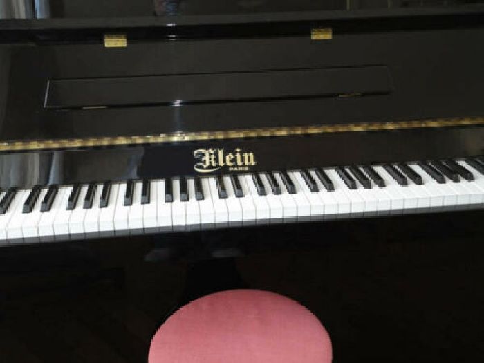 Piano droit Klein noir laqu� bon �tat accord� de 1992 750 La Celle-Saint-Cloud (78)