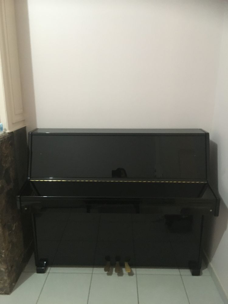 d'un piano droit laqu� noir en bon �tat. 1200 Lille (59)