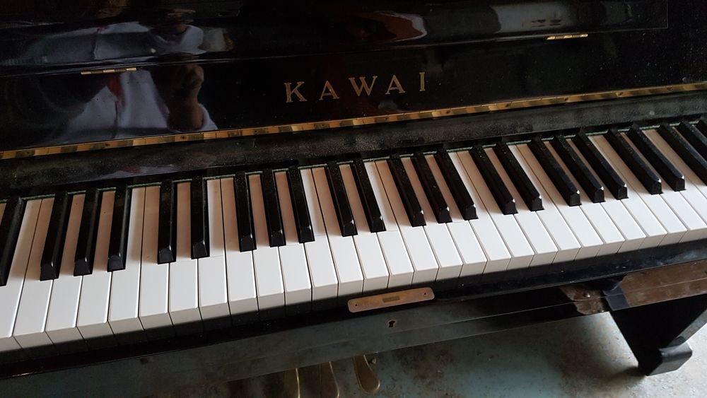 piano droit marque Akai, laqué noir 0 Riom (63)