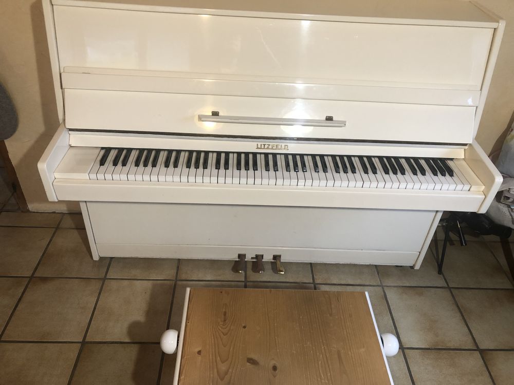 700 € piano droit de marque Lintzfeld. 700 Saint-Gervais-les-Bains (74)