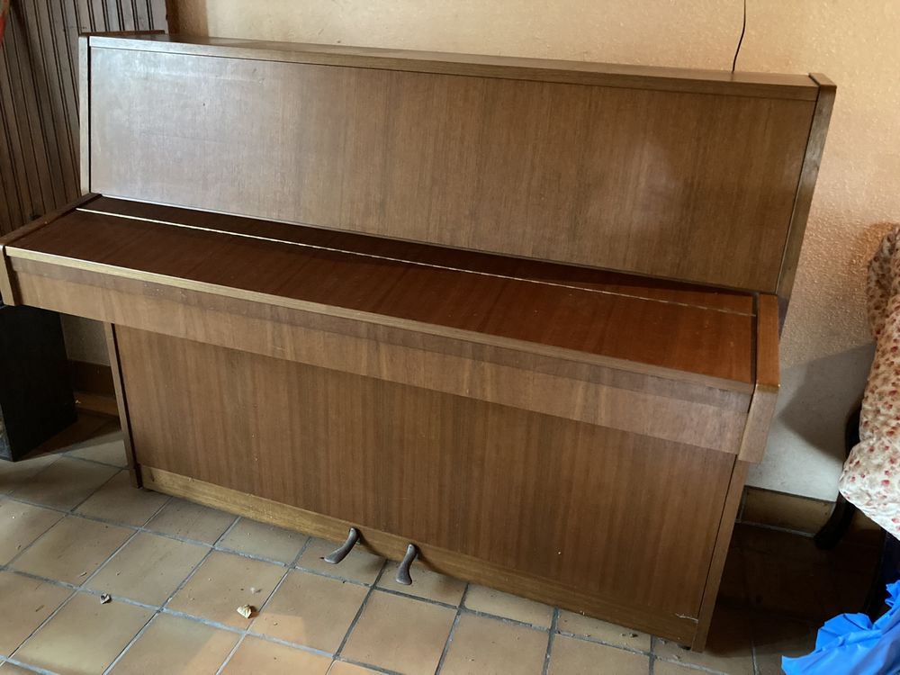 Piano droit de marque  �Sauter� , 1.000 euros (� d�battre) 1000 Fleurines (60)