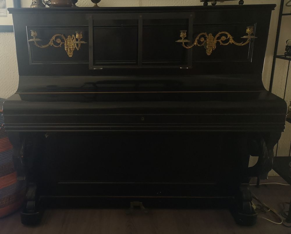 piano droit noir 180 Évenos (83)