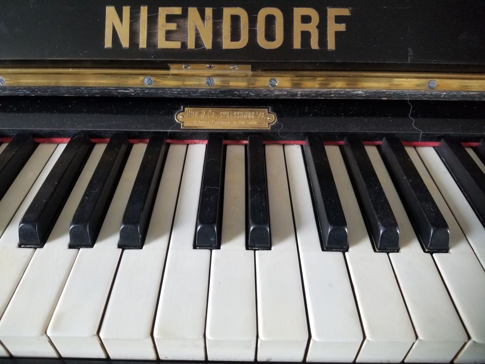 Piano droit noir laque de 1910 + tabouret reglable.
1500 Lagny-sur-Marne (77)