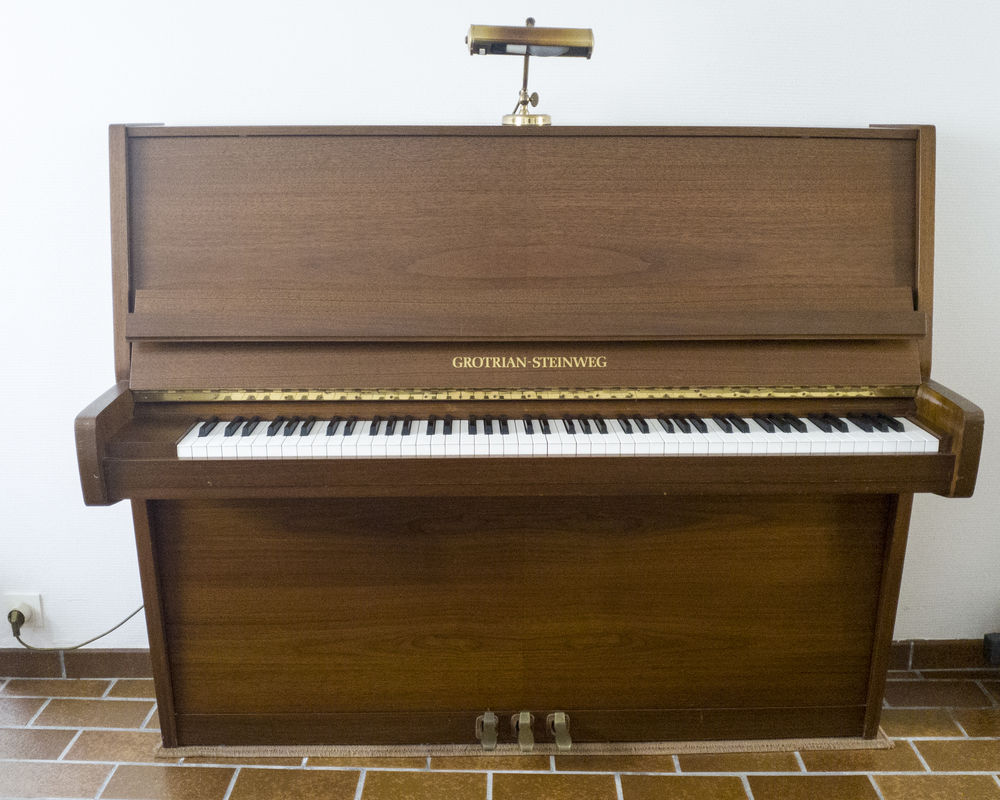 Piano droit noyer satine GROTRIAN-STEINWEG mod�le 122M 7000 Fresnes (94)