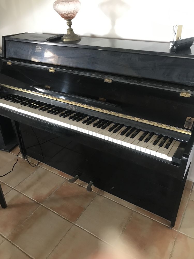 Piano droit Royale 800 La Trinit� (97)