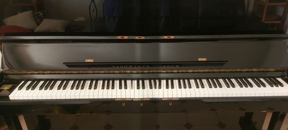 D'UN PIANO DROIT SAMICK NON UTILISE 1200 La Trinit� (97)