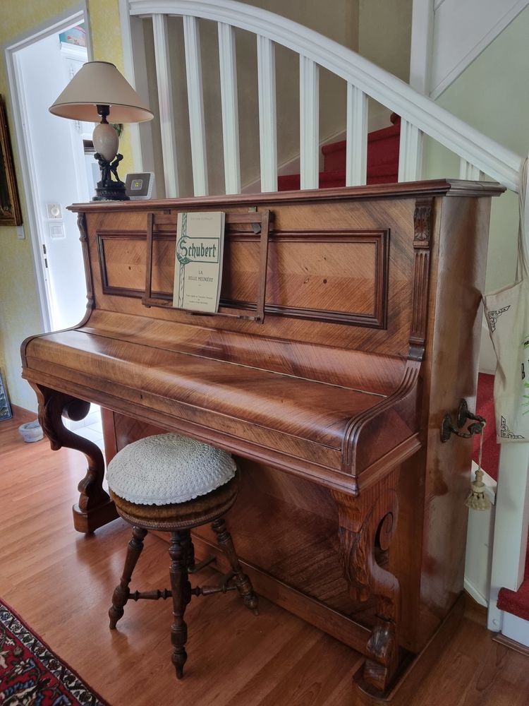 Un piano droit sign�  J. Lary Paris M�dailles d'or  250 Courdimanche (95)