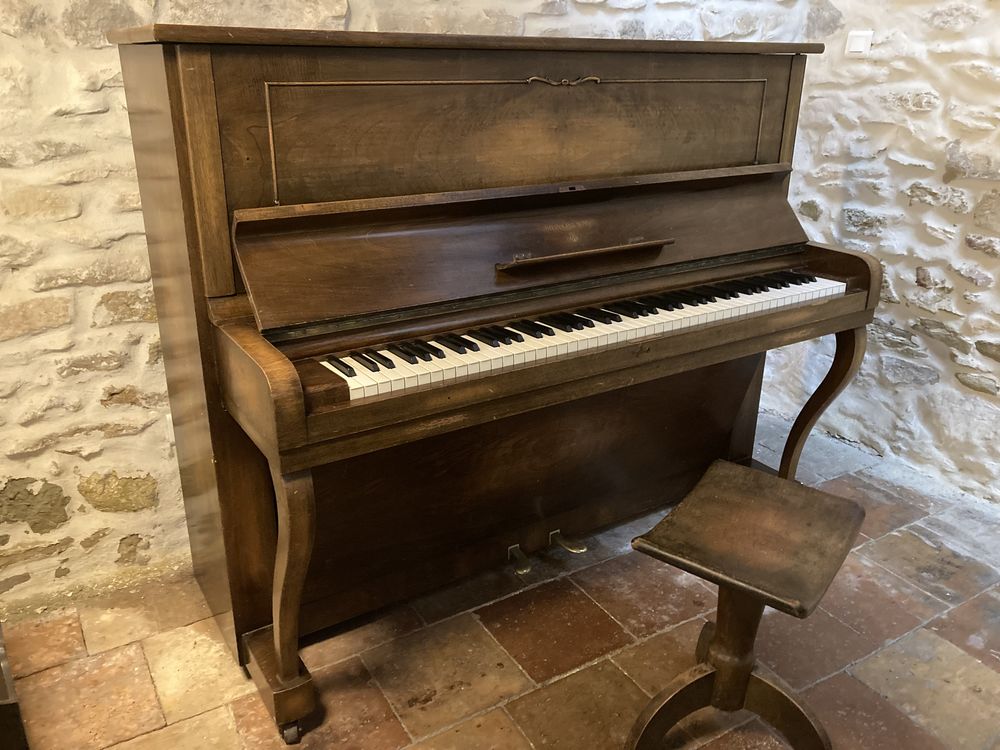 Piano droit Steinway V-125 ann�es 40 6500 Saint-Montan (07)