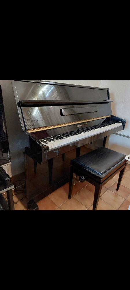 Piano droit Young Chang, laqu� noir + banquette cuir 500 Voisins-le-Bretonneux (78)