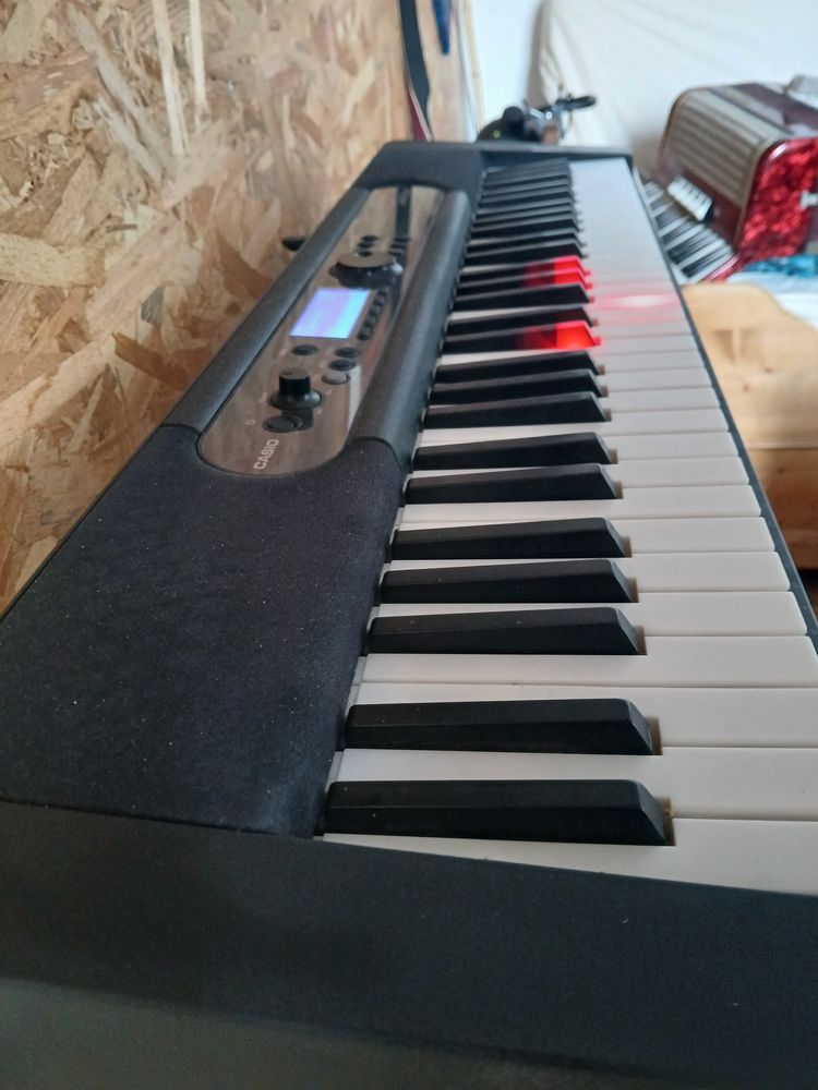 Piano �lectrique- Casio Lks450 - touches �clair�es 170 Allauch (13)