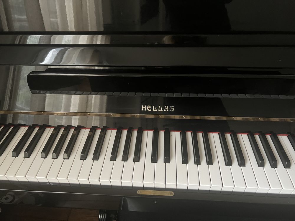 Piano Hellas laque noir 1500 S�vres (92)