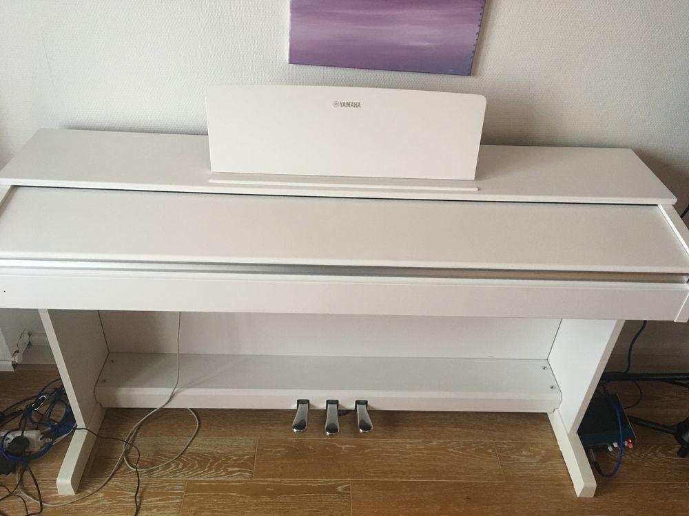 Piano Numérique meuble YDP- 143 blanc, très bon état 800 Paris 14 (75)