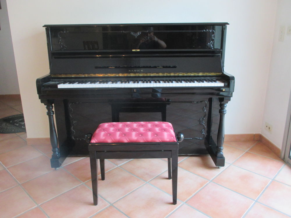 Piano Samic noir Briant  1500 Saint-Rémy-de-Provence (13)