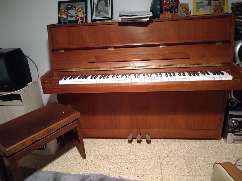 Piano samick su 108. 2000 Mont�limar (26)