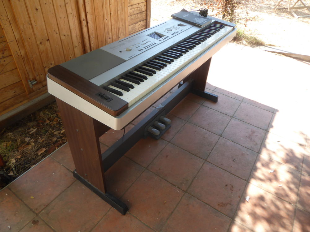 Piano 88 touches YAMAHA model DGX-640. Instruments de musique