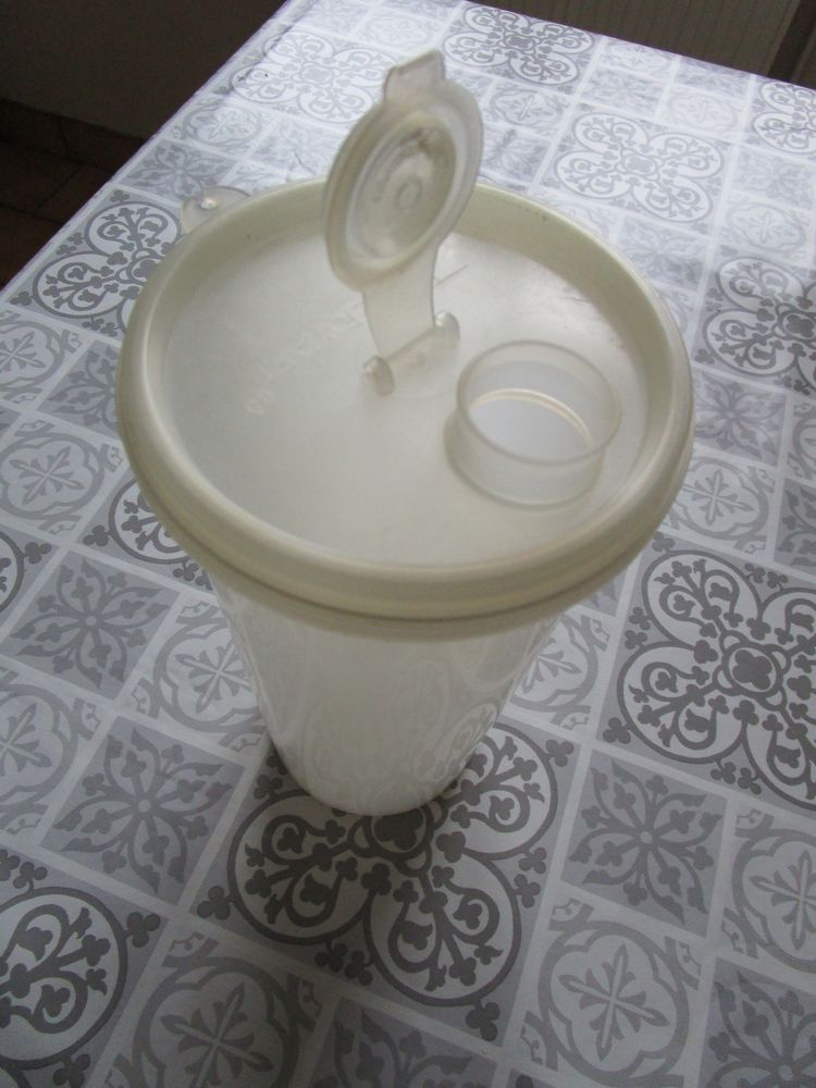 Pichet Blanc Tupperware d'un litre et demi. 7 Morlaix (29)