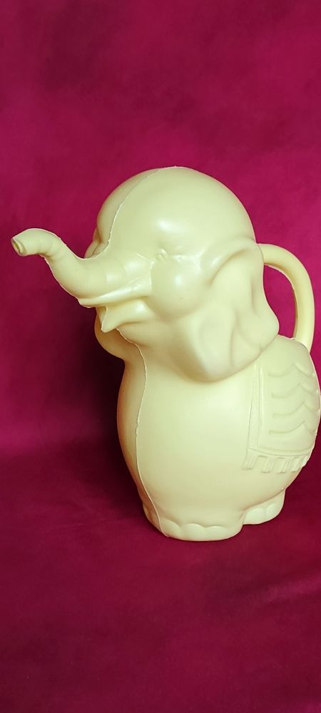 Pichet �l�phant jaune en plastique 8 Avermes (03)