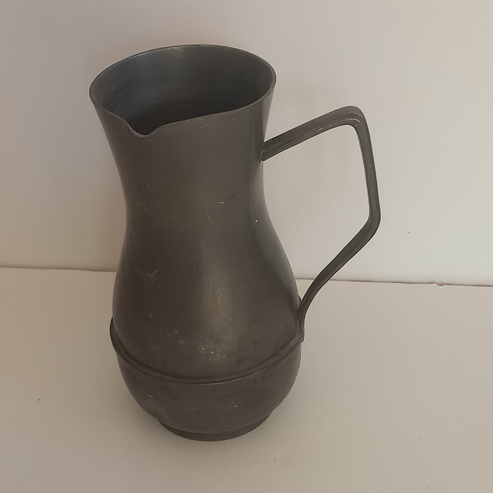 Pichet � eau en �tain avec anse , etain du loir, 95 %, , �co 10 Saumur (49)