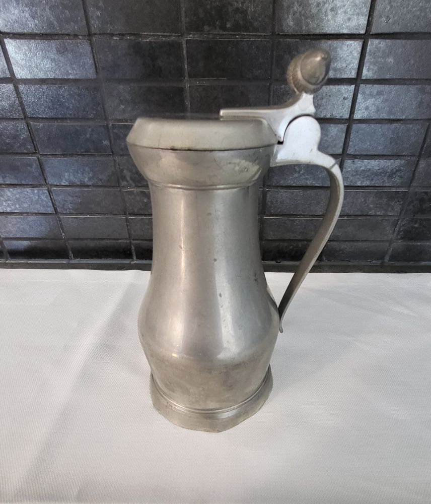 Pichet � vin en �tain avec poucier � glands 35 Fontenay-aux-Roses (92)