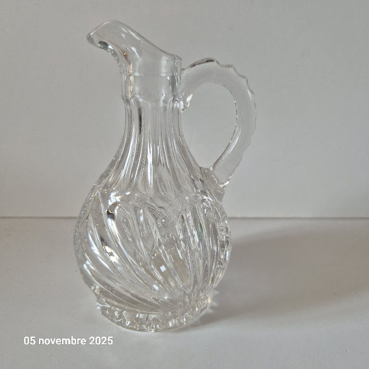pichet � huile ou vinaigre en verre �pais , ann�e 70-80 5 Saumur (49)