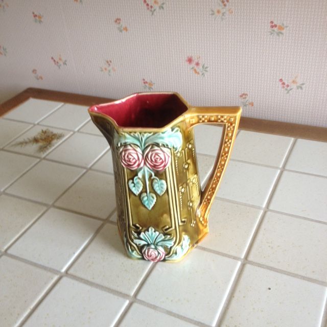 Pichet Onnaing en barbotine d�cor polychrome 35 Jouy-en-Josas (78)