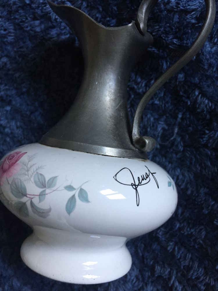 Pichet de porcelaine et d'�tain sign� 20 Fleury-les-Aubrais (45)