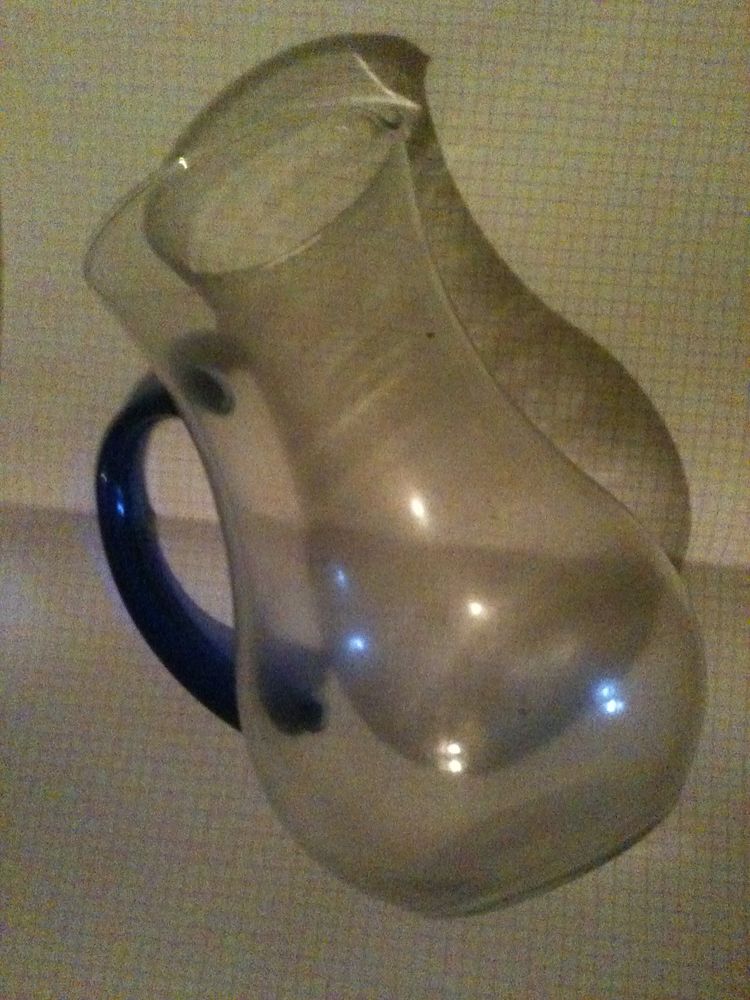Pichet en verre avec anse bleue, 20 cm environ de haut, TBE 0 Bosc-le-Hard (76)