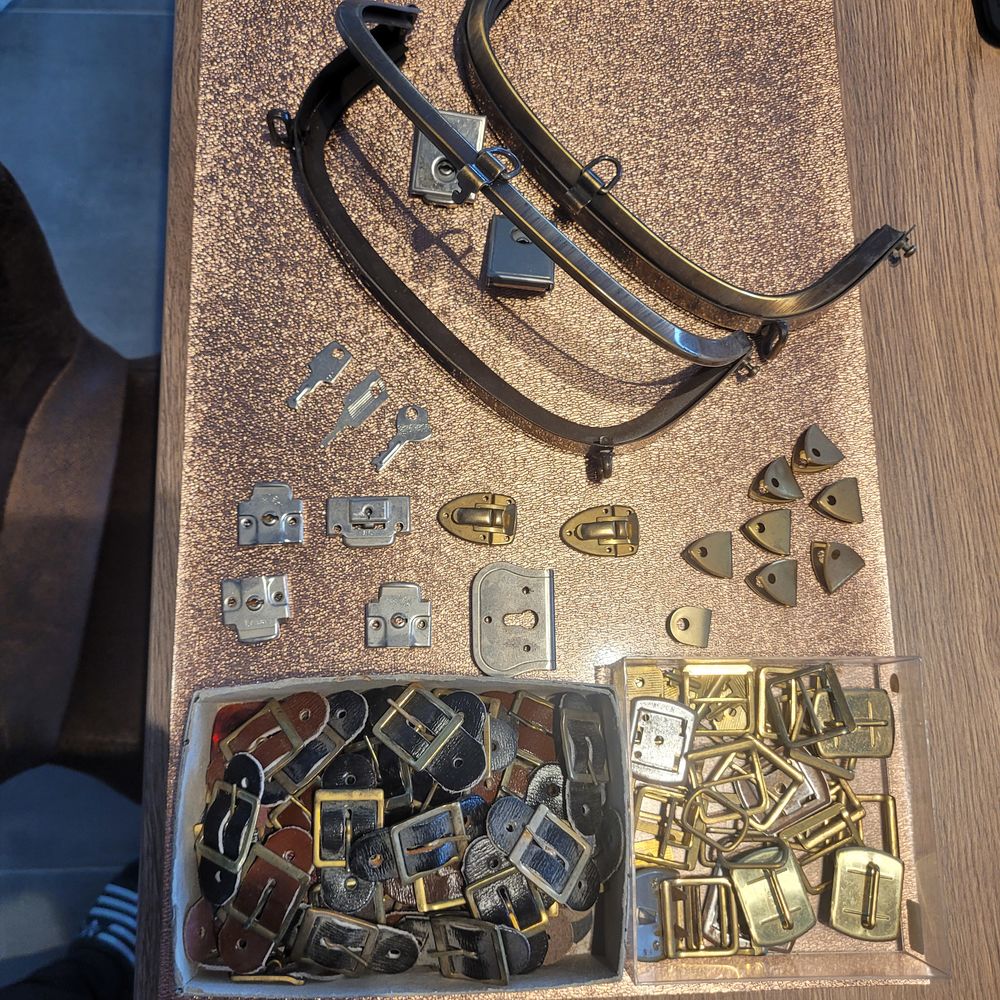 PI�CES ACCCESSORS DE MAROQUINERIE / CAGE 1 Sablonceaux (17)