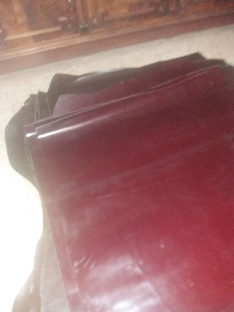  10 Pi�ces de cuir de 2 M2 et 2 mm chacune couleur bordeaux  100 Vauvert (30)