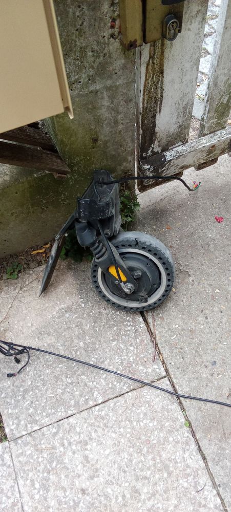 Lot de Pi�ces d�tach�es de trotinettes 250 Arcueil (94)