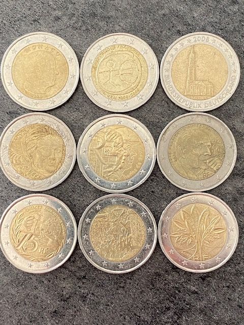 9 pièces de 2 euros commemoratives différentes 25 Mions (69)