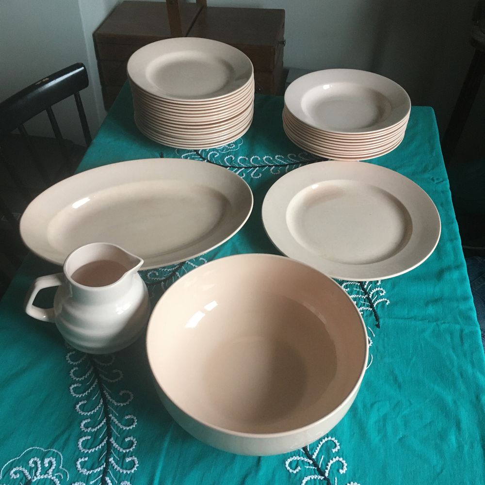 Lot 33 pi�ces fa�ence St Amand estampill�es vaisselle 35 Paris 20 (75)