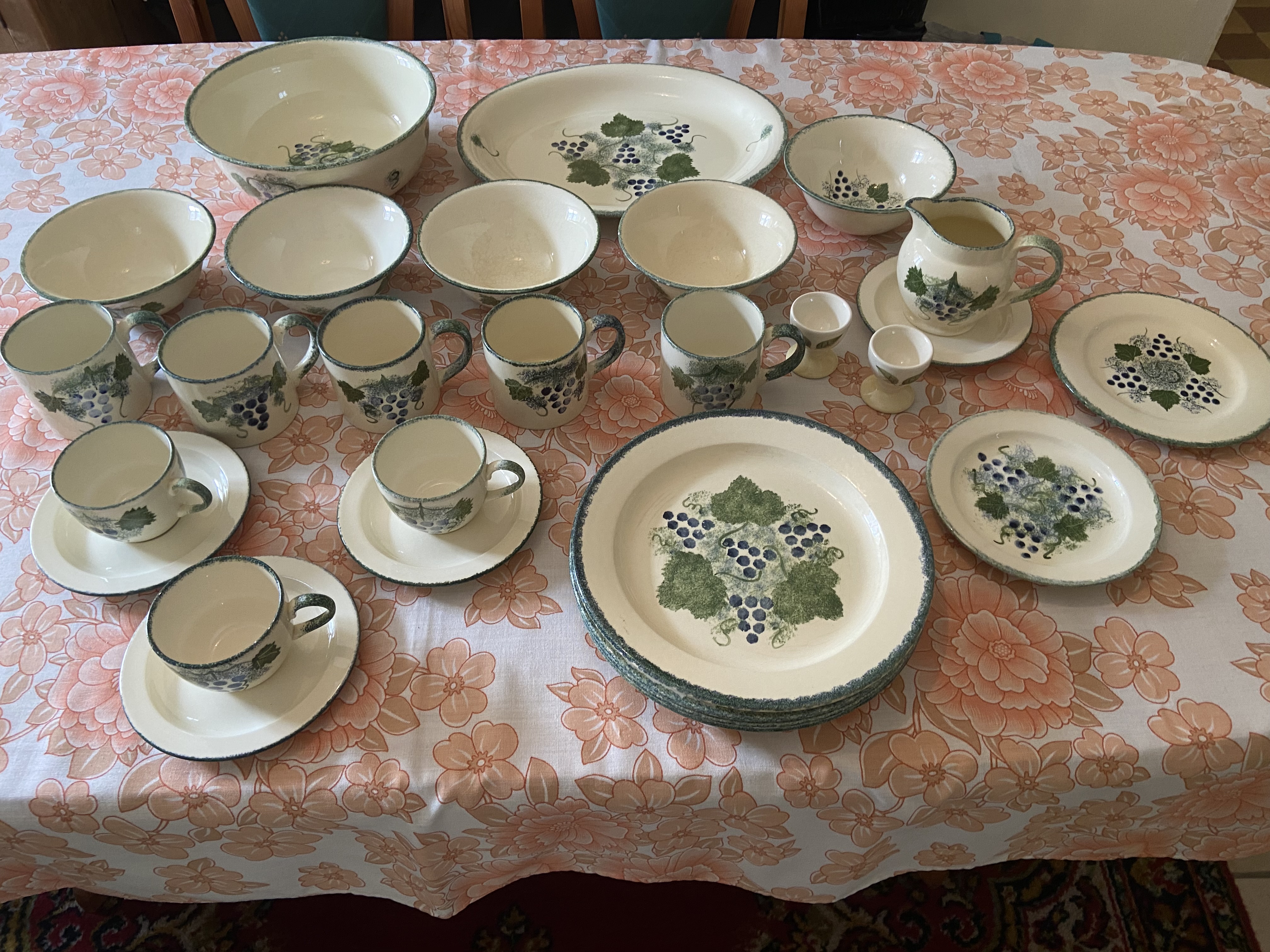 26 pi�ces de vaisselle Poole Pottery - s�rie  Vineyard  150 Ligni�res-Org�res (53)