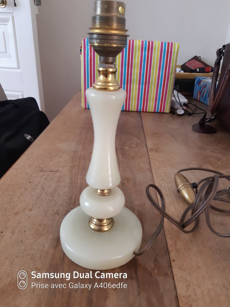 Pied de lampe ancienne en alb�tre poli brillant
hauteur 23 20 Saint-Genis-Laval (69)
