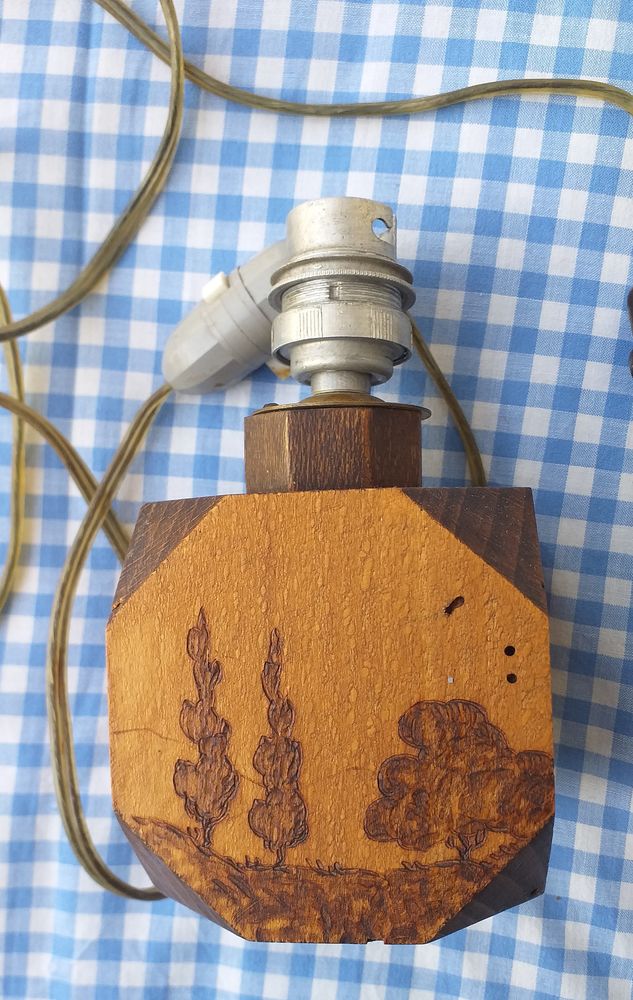 Pied de lampe en bois pyrogravé avec douille
