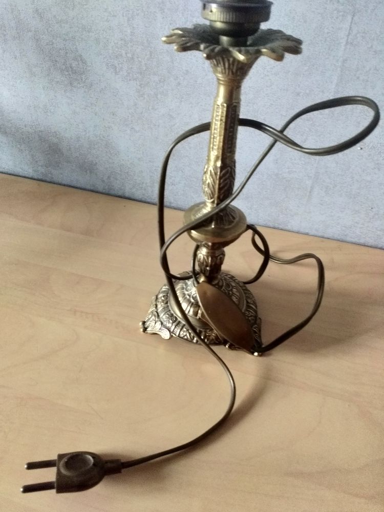 Pied de lampe en bronze hauteur 24cm. 40 Montebourg (50)
