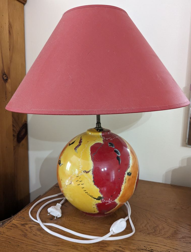 Pied de lampe en porcelaine avec abat-jour rouge 35 Lorgues (83)
