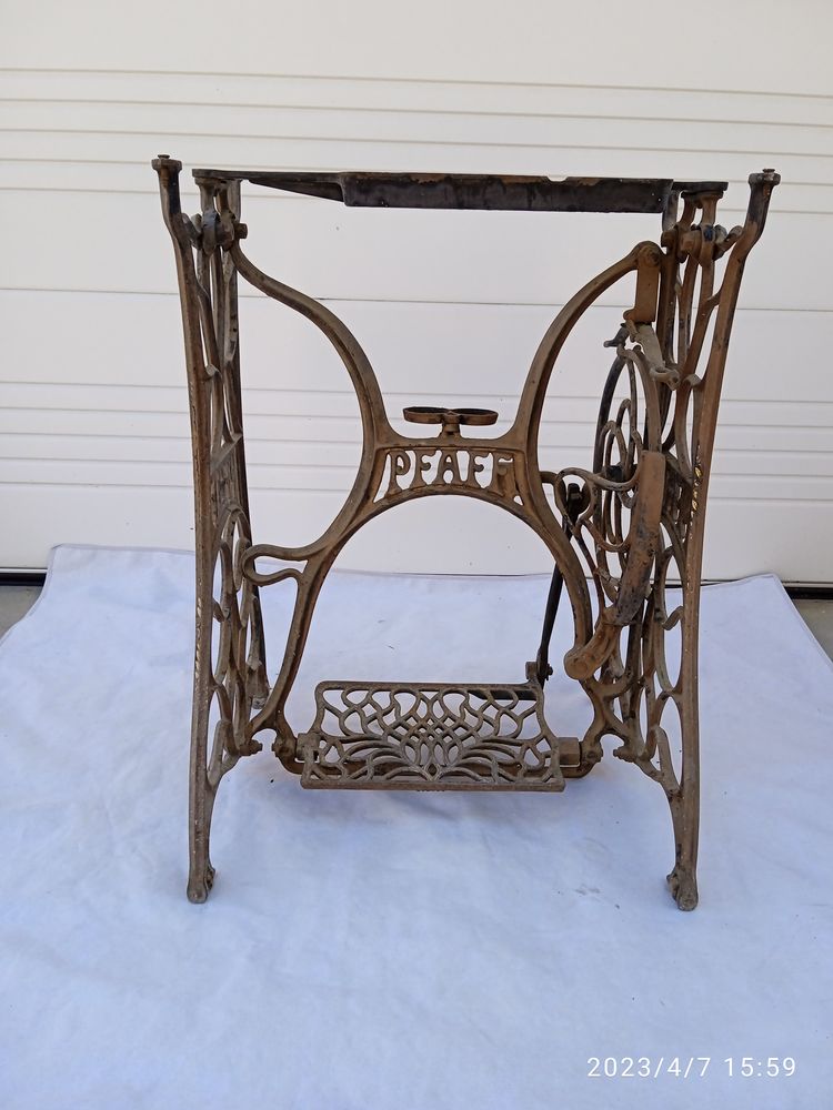 Pied de machine � coudre 40 Charmes-sur-Rh�ne (07)