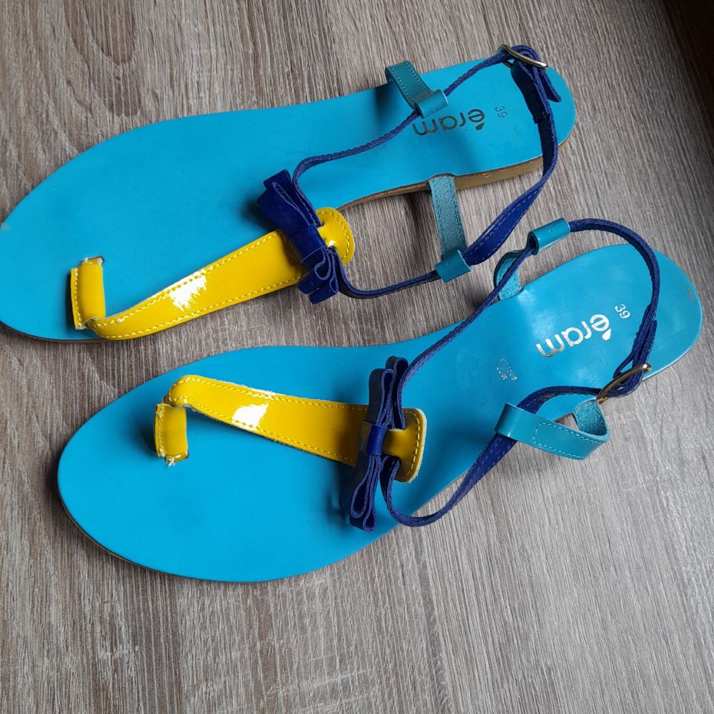 Nu-pieds jaunes et bleus 15 Houchin (62)