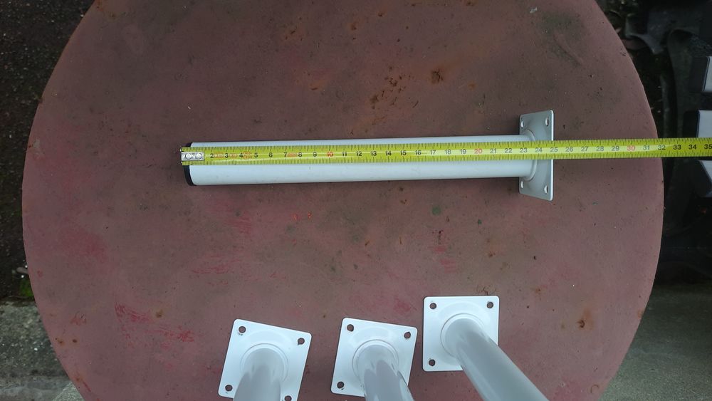 Pieds de lit m�tallique 
Bon �tat. 5 Auvers-Saint-Georges (91)