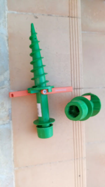 2 pieds de parasol a visser dans le sol 20 Biot (06)