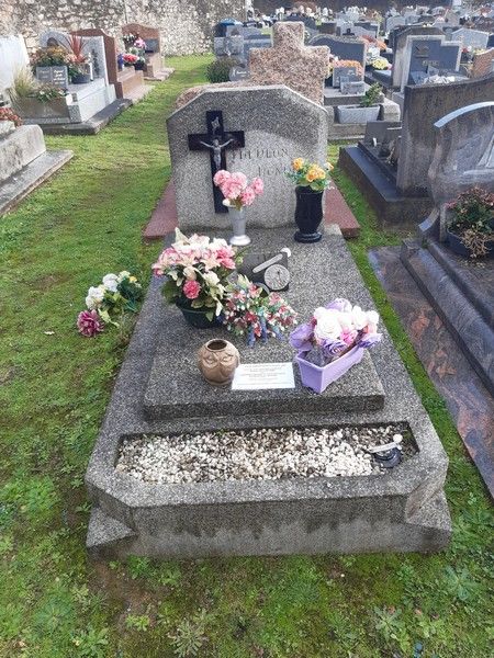 pierre tombale en granit 400  0 Quimiac (44)